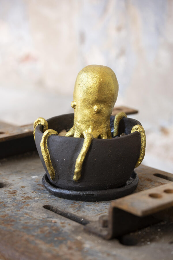 m-MK ceramic flower pot with nesting octopus